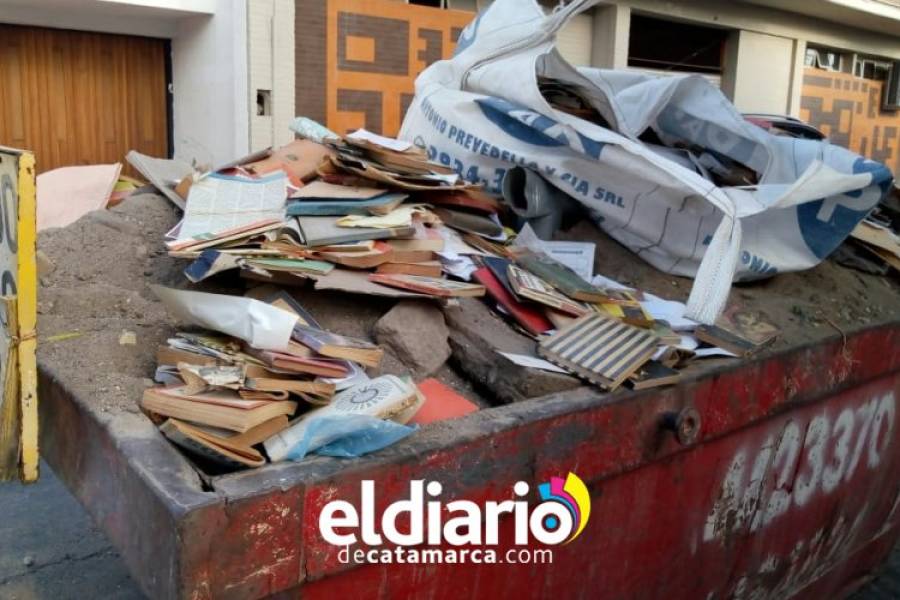 Una triste imagen: Libros a la Basura