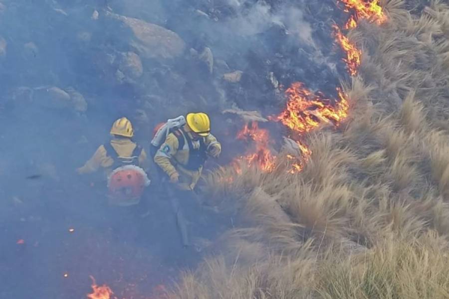 Nuevos incendios en Córdoba: bomberos combaten las llamas en Sierras Chicas