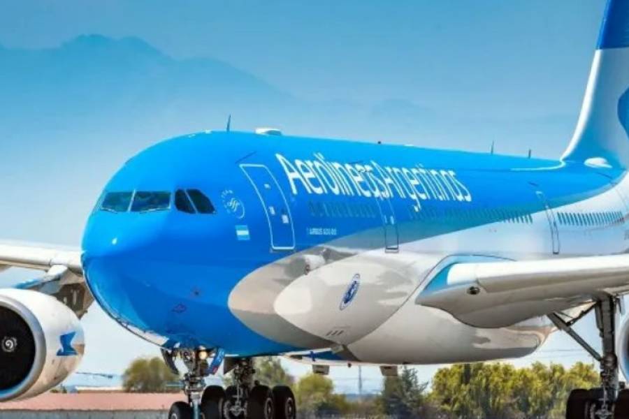 El Gobierno inició conversaciones con empresas privadas para que se hagan cargo de Aerolíneas Argentinas