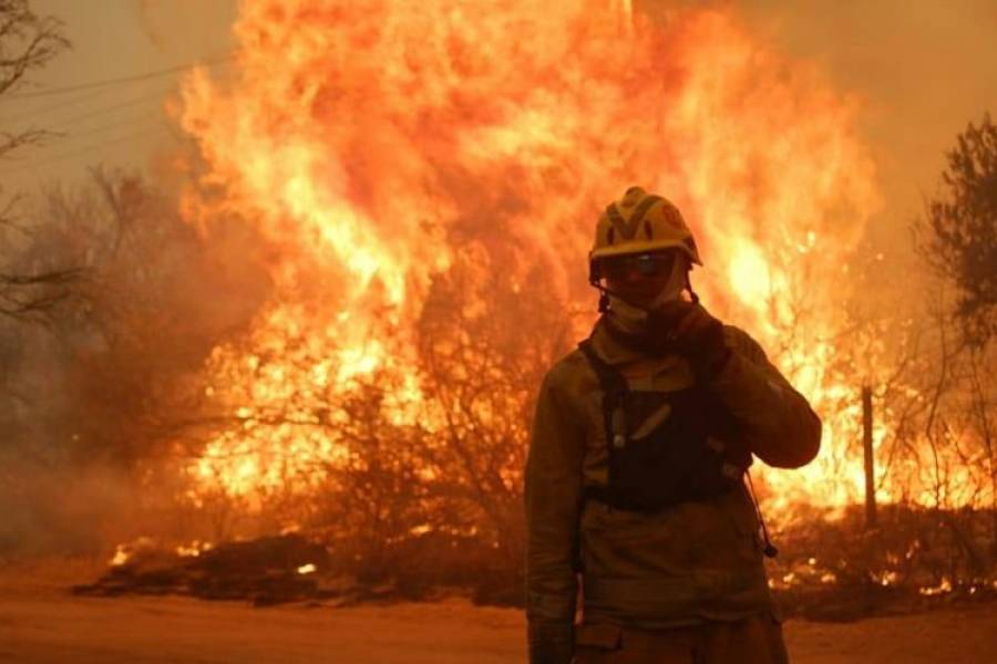 Incendios en Córdoba: clases suspendidas, evacuados y móviles de bomberos apedreados