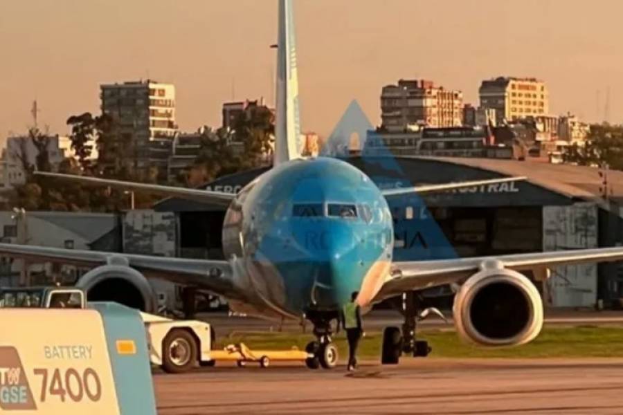 Susto en un avión de Aerolíneas Argentinas: se desprendió un neumático en pleno aterrizaje