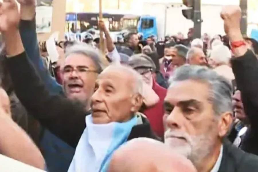 Marcha de jubilados en el Congreso: tensión entre la Policía y los manifestantes