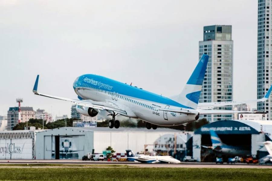 Milei firmará un decreto para que Aerolíneas Argentinas pueda ser privatizada