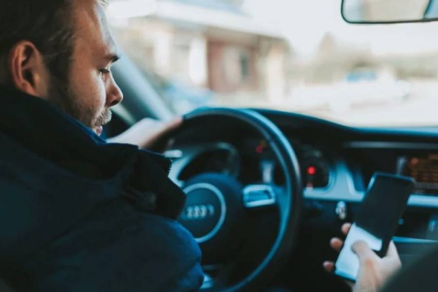 El celular, un peligro al volante: más de 200 mil personas lo usan cuando manejan