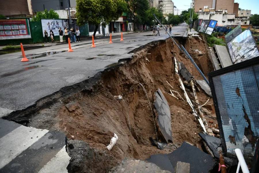 Temporal en Córdoba: la intensa lluvia provocó socavón de 30 metros en la Vélez Sarsfield