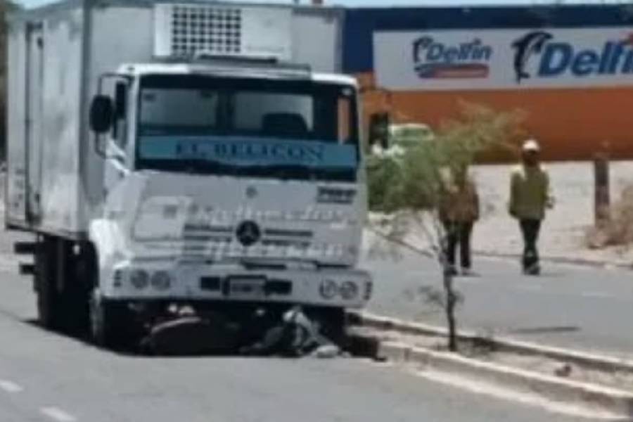 Pareja de motociclista muere tras colisionar con un camión