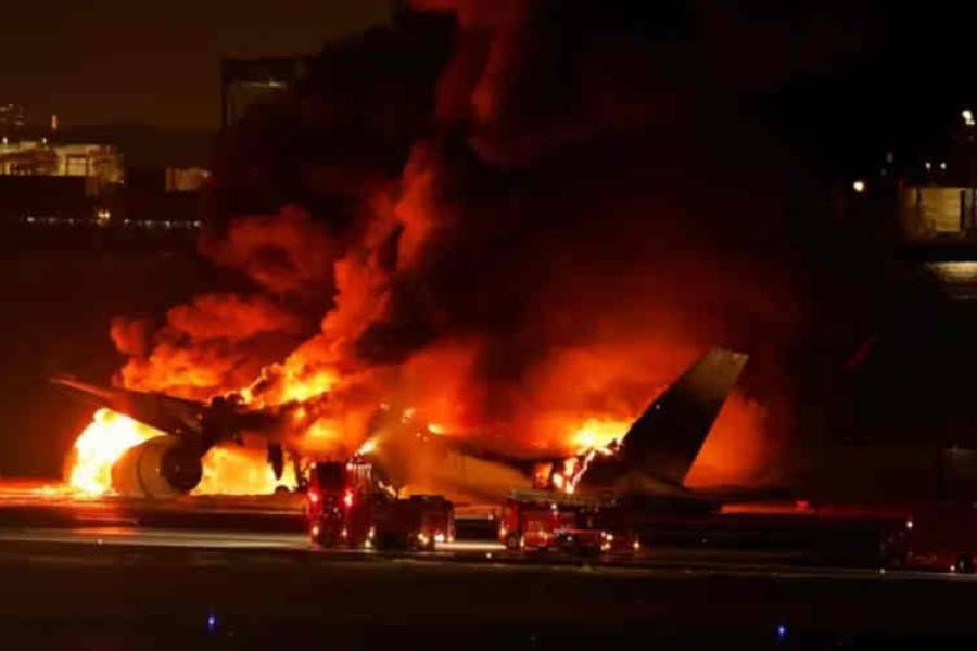 Japón: un avión con casi 400 pasajeros chocó y se incendió en Tokio