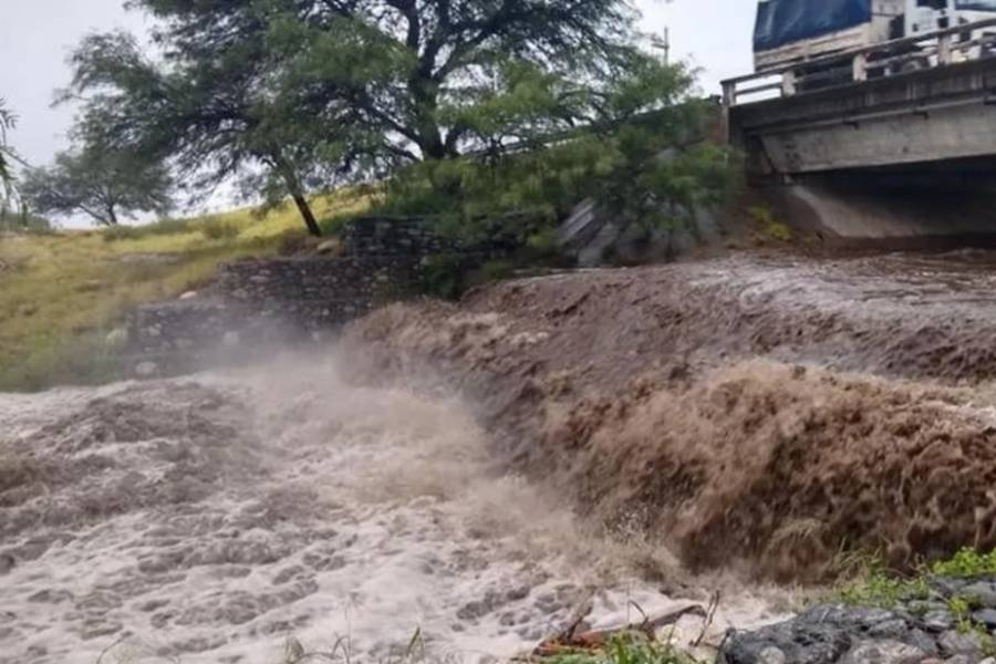 Crecidas de arroyos provocaron corte de ruta en Aconquija