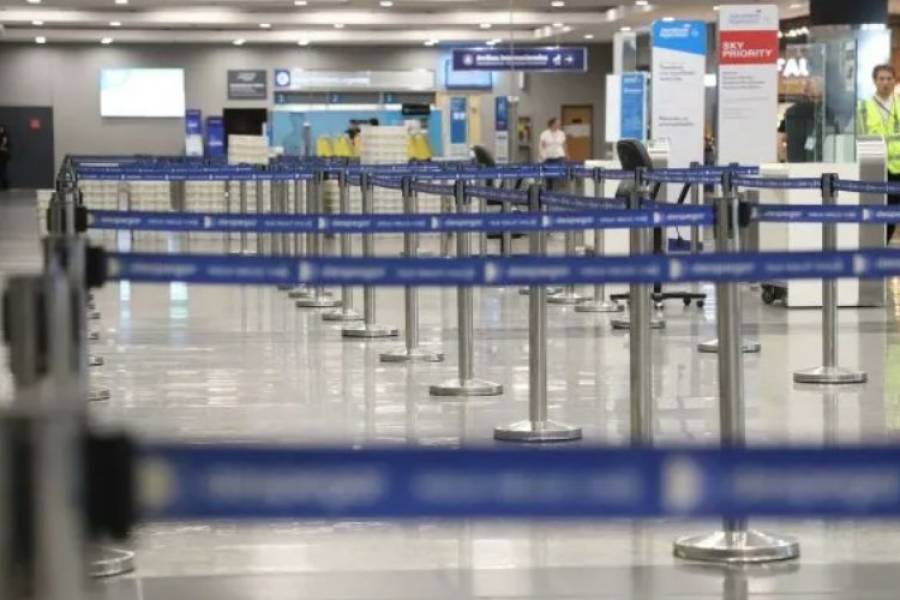 Gobierno amenaza cerrar Aerolíneas Argentinas si para el viernes no hay una propuesta de los gremios