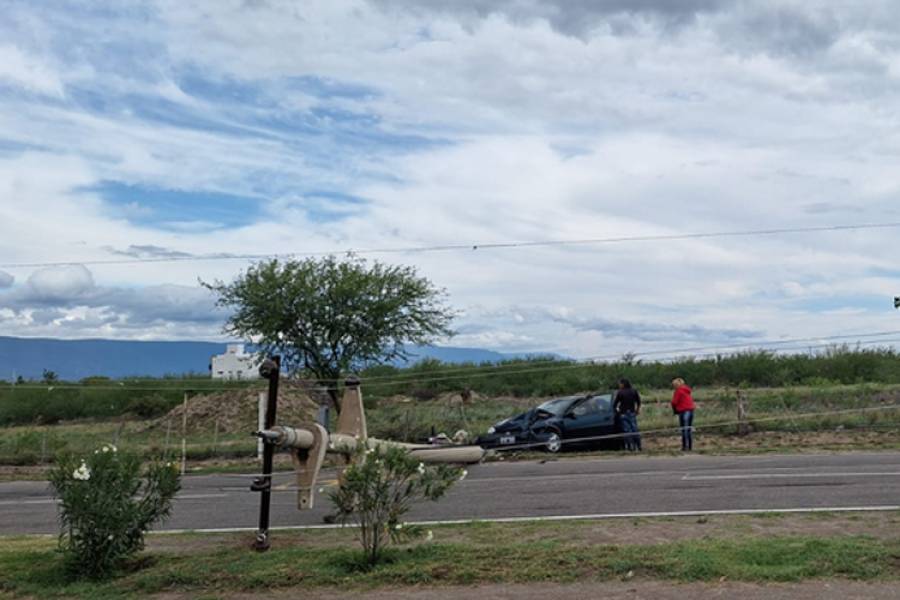 Un hombre impactó su vehículo contra un poste de energía 