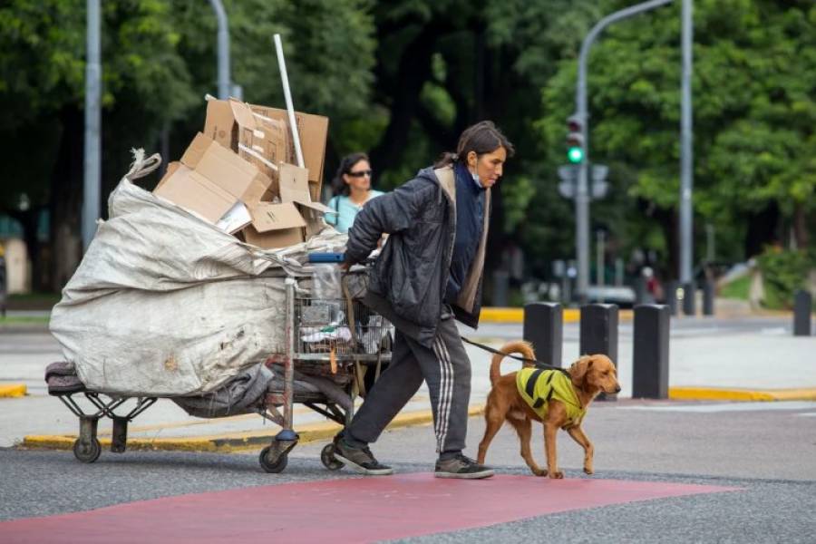 Tras el pico del primer semestre, aseguran que la pobreza se redujo al 49% entre mayo y octubre