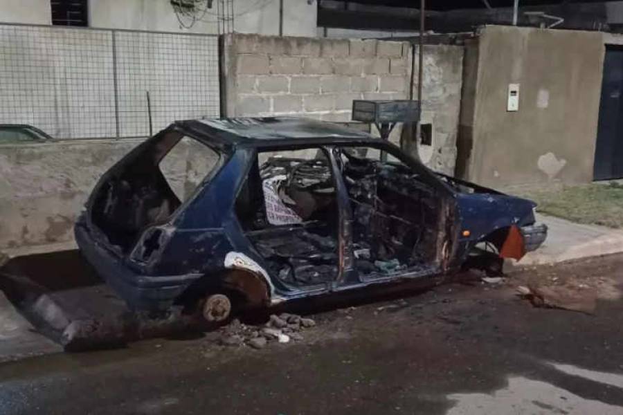 Incendiaron otro automóvil en el Sur de la Capital