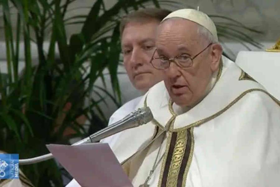 El Papa pidió abandonar las ideologías en la Iglesia al celebrar la misa de la Epifanía