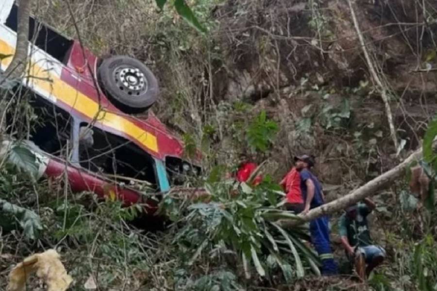 Tragedia en Brasil: al menos 17 muertos al caer un autobús a un precipicio