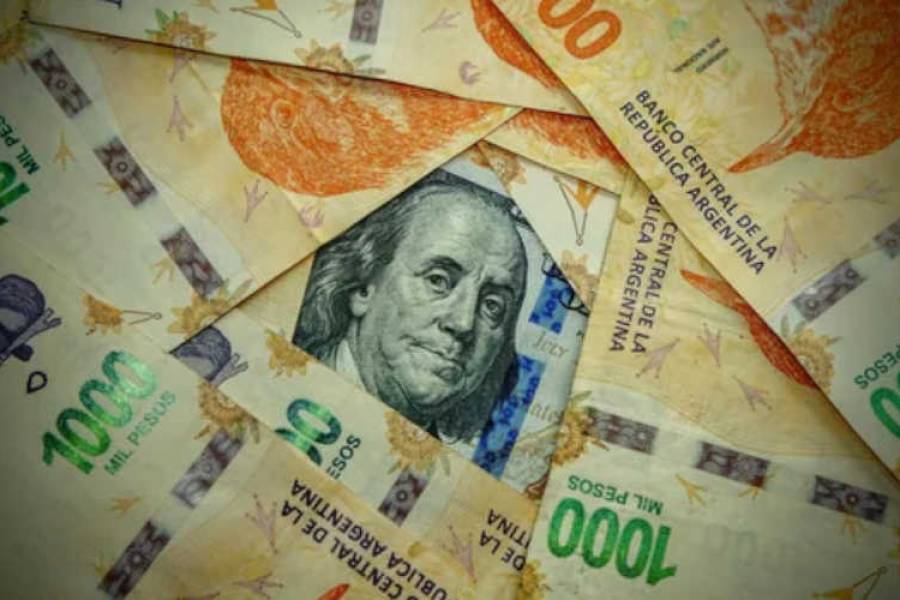 El dólar blue cerró a $1050 y la brecha con el oficial quedó a menos de $6