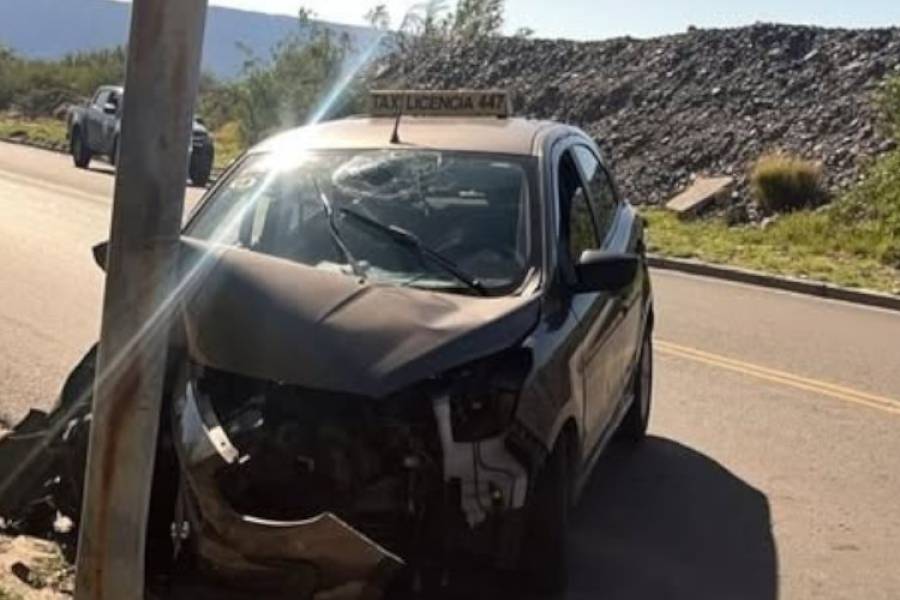 Quedó atrapado en su auto tras colisionar con un poste de hormigón 