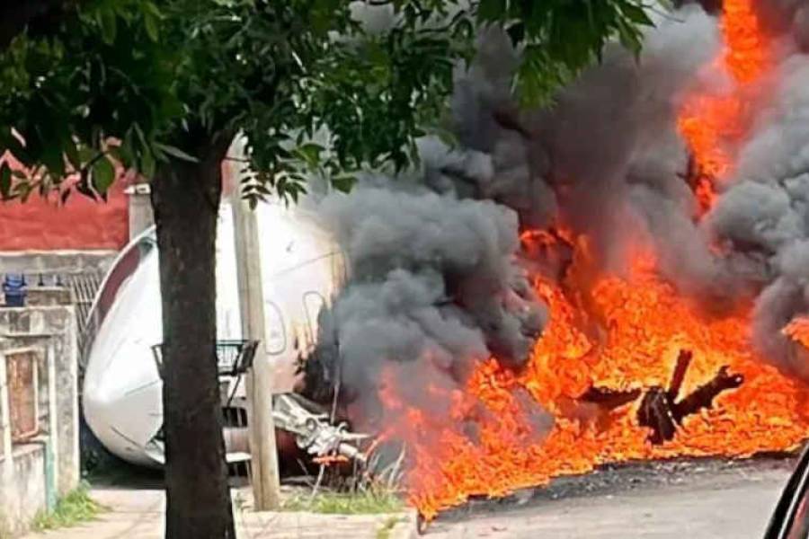 Un avión privado se despistó y estrelló contra un barrio en San Fernando: hay dos muertos